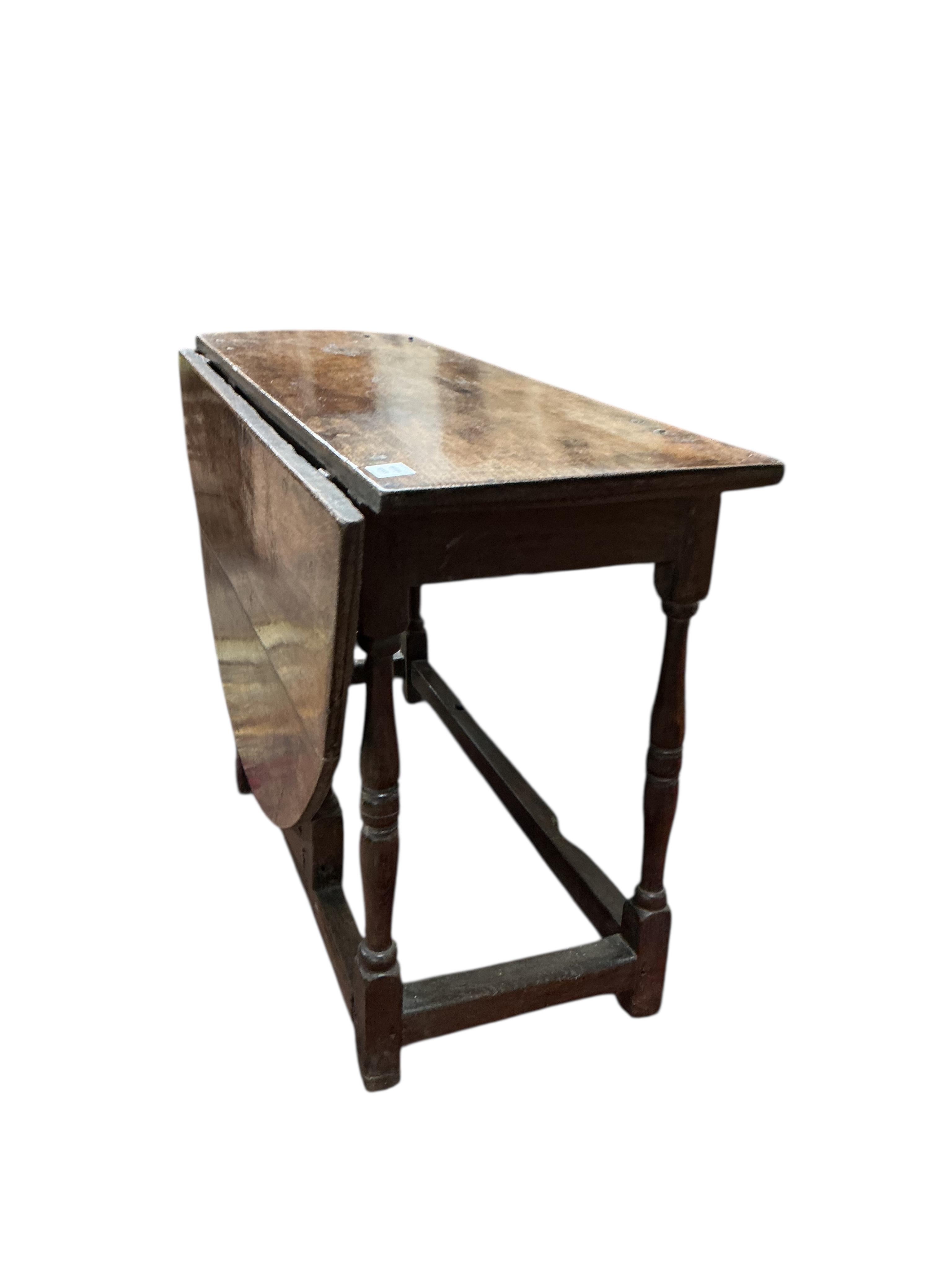 An 18th century oak single leaf gateleg table, width 113cm, depth 40cm, height 68cm